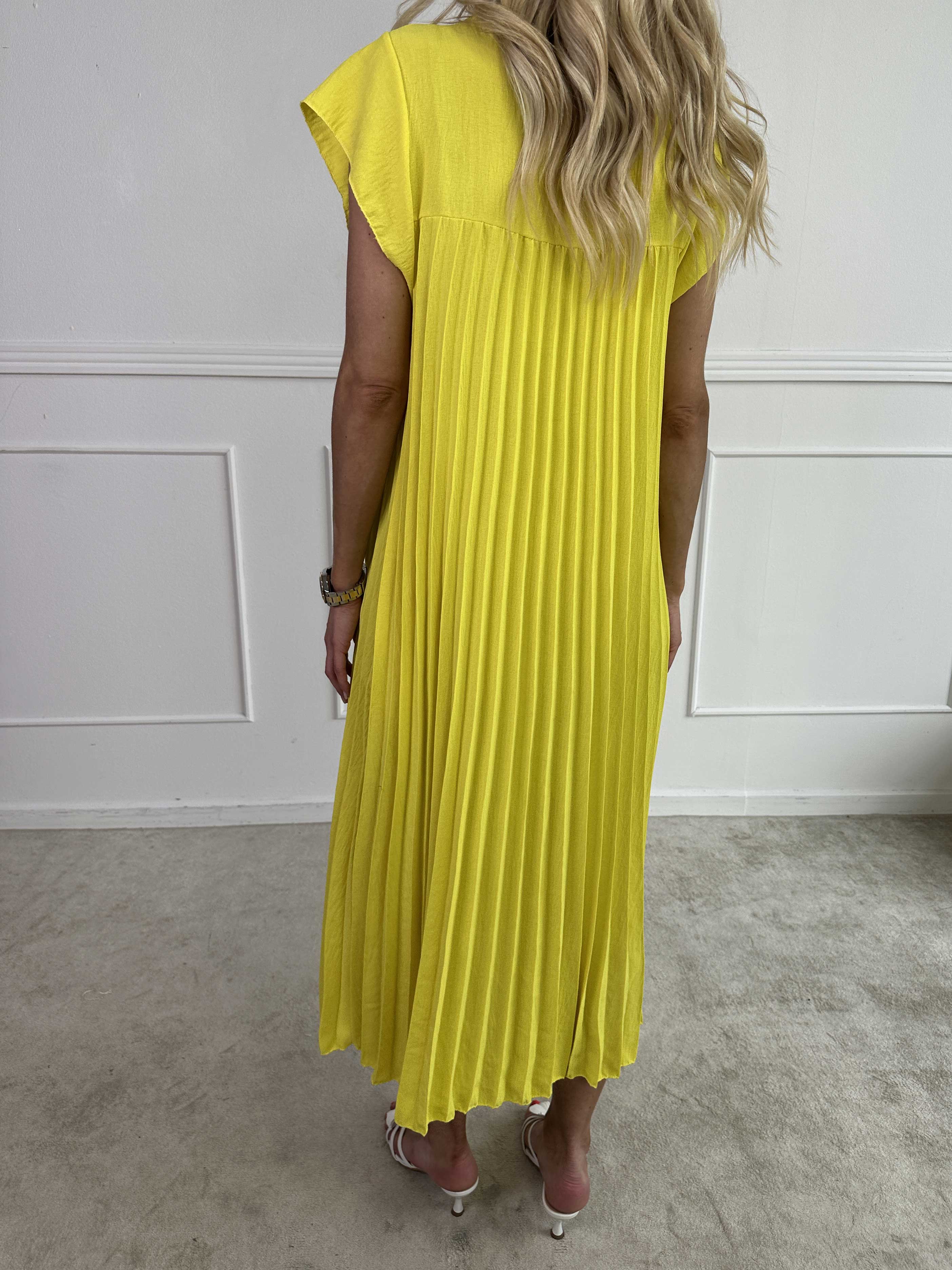 Nancy - Lang kjole med plisseringer og flæseærmer